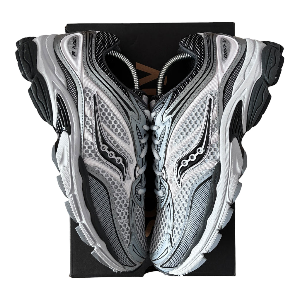 Saucony ProGrid Omni 9 Microchip – Grey/Silver