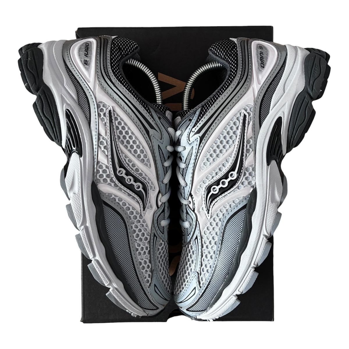 Saucony ProGrid Omni 9 Microchip – Grey/Silver